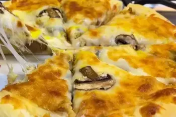 پیتزا رستورانی رو اینجوری میپزن که کش میاد و مزه اش فرق میکنه !