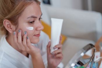 راهنمای انتخاب بهترین کرم ترمیم کننده پوست صورت؛ از ترکیبات کلیدی تا معرفی محصولات