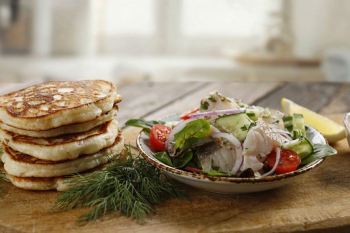 طرز تهیه پنکیک سیب زمینی و شوید با سالاد ماهی؛ یک وعده کامل، سبک و خوش طعم