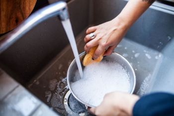 مزایا و معایب شستشوی ظروف با آب گرم + راهنمای انتخاب دمای مناسب