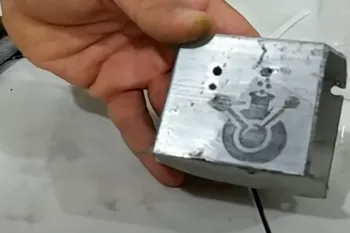 آموزش حکاکی لوگو و اسم روی فلزات با آب نمک و الکتریسیته / فیلم