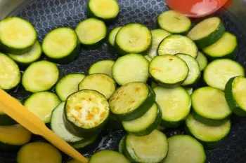باور نمیکنید این کدو سبز چقدر خوشمزه است / دستور پختی سریع و بی نهایت لذیذ