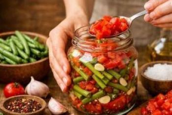 طرز تهیه ترشی لوبیا سبز با گوجه؛ روش درست کردن ترشی لوبیا سبز خانگی خوشمزه