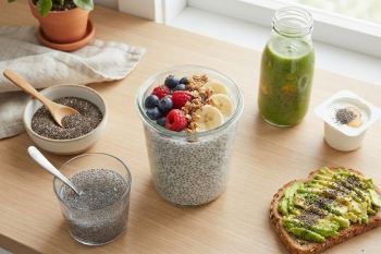 دانه چیا را چگونه مصرف کنیم؟ + بهترین روش مصرف، مقدار روزانه و نکات مهم