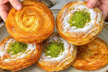 طرز تهیه قتلمه افغانی اصل؛ شیرینی لایه ای ترد و خوشمزه با پسته و کره