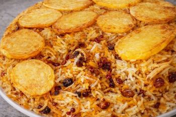 طرز تهیه رشته پلو با مرغ، کشمش و زرشک؛ خوشمزه و مجلسی