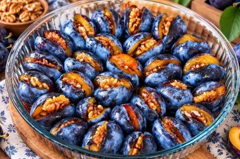 طرز تهیه آلو با گردو و دارچین در فر؛ یک خوراکی خوشمزه و متفاوت