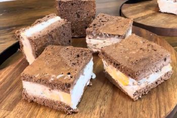 طرز تهیه کیک بستنی خانگی با میوه و شکلات چیپسی