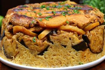 طرز تهیه مقلوبه عربی با مرغ و بادمجان؛ غذای لایه ای مجلسی و خوشمزه