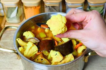 طرز تهیه ترشی مخلوط فوری؛ ترشی ترد و خوشمزه در ۲۴ ساعت بعد آماده است