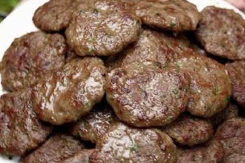 طرز تهیه کباب قلقلی با سس مخصوص؛ ساندویچ کوفته خانگی به سبک خیابانی