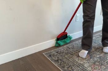 تمیز کردن قرنیز دیوار؛ راهنمای کامل پاک کردن گردوغبار و لکه ها