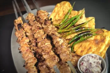 تهیه کباب چنجه لاری خوشمزه / دستور تهیه چنجه لاری مرحله به مرحله