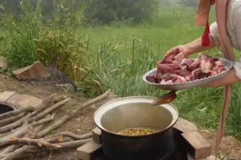 تهیه آبگوشت با آتش هیزمی / زندگی روستایی پخت نان تنوری