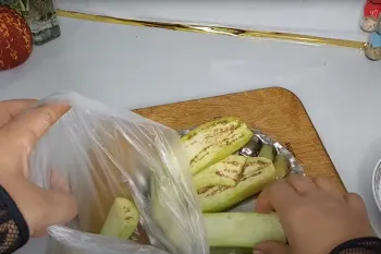 تلخی بادمجان را با کیسه فریزر بگیرید / ۳ روش گرفتن تلخی بادمجان
