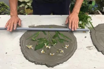 با سیمان گلدان دایره ای بساز و با برگ و گل های طبیعی طرح دارش کن!