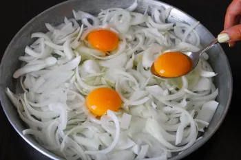 فقط با سه تخم مرغ و پیاز فراوون این غذا رو درست کن خودم هفته ای دوبار درستش میکنم و همه عاشقشن!