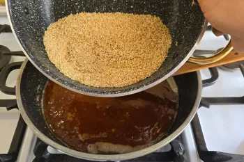 فقط با سه قلم مواد در دسترس خودت تو خونه سوهان کنجدی درست کن!