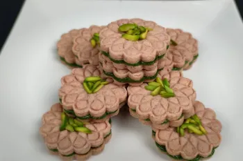 طرز تهیه شیرینی رز پسته ای فوق العاده نرم و خوشمزه با ماندگاری بالا با طعم منحصر به فرد گل محمدی!