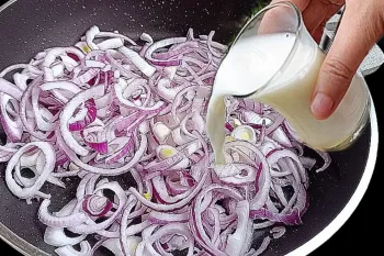 پیاز قرمز و شیر داری؟ من این غذای خوشمزه و آسون رو هفته ای ۳ بار میپزم
