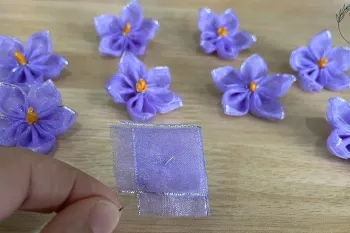 آموزش ساخت گل روبانی برای تزئین لباس!