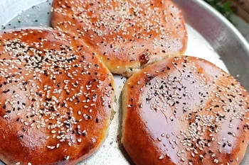 یه عالمه نون نرم و خوشمزه پختم نون یمنی فوق العاده یه بار امتحان کنی دیگه نون نمیخری!
