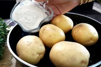 کشک و سیب زمینی رو با هم مخلوط کن نتیجش شگفت انگیزه اینقدر خوشمزس که انگشتاتم باهاش می خوری!!!
