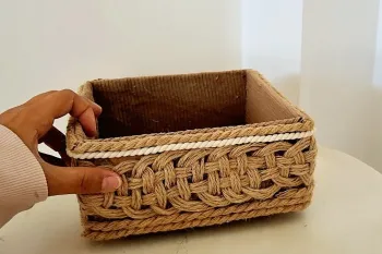 آموزش ساخت سبد لوازم آرایش با نخ گونی در خانه!