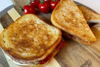 طرز تهیه نان تست با گوجه فرنگی و پنیر؛ اسنکی خوشمزه و سریع