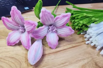 آموزش ساخت گل لیلیوم با سیم شنیل برای مبتدیان!