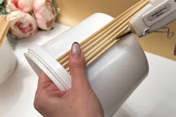 خلاقیت با سطل پلاستیکی و میله های چوبی!