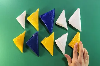 راهنمای تا کردن کیسه های پلاستیکی برای صرفه جویی در فضا!