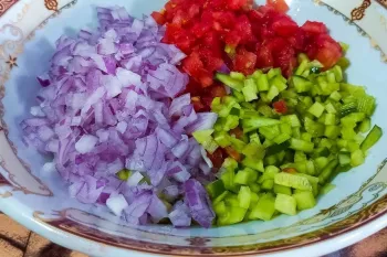 طرز تهیه سالاد شیرازی خوشمزه ترین سالاد شیرازی فقط به این روش درست میشه!