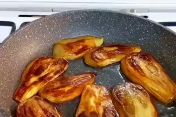 تکنیک ویژه برای سرخ کردن بادمجان با روغن ناچیز بدون گرفتن تلخی!