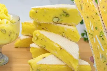 فقط توی ۱۰ دقیقه با یک لیتر شیر و بدون ثعلب بستنی سنتی زعفرونی درست کن!