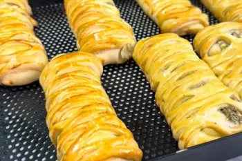 طرز تهیه اشترودل پنیری با پنیر صبحانه و خمیر خانگی!