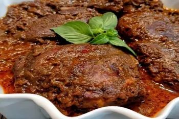 این خورشت غوغا میکنه ترکیب مرغ ، گردو و رب انار طعمی میده که شگفت زده میشی!