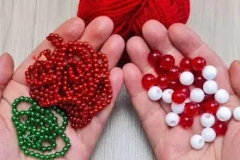 ساخت کاردستی خلاقانه با کاموا و مهره های قرمز!