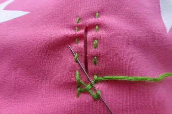 تبدیل سوراخ های لباس به تکه ای از هنر / گلدوزی روی لباس