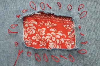 ترفند خیاطی هوشمندانه برای نجات شلوار جین پاره شده!