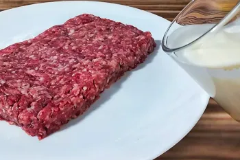 کمی گوشت چرخ کرده و ماست حتی خودتم از خوشمزگی این غذا انگشت به دهن میمونی !
