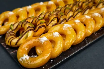 اولین نفر آموزش این دونات ترد و حرفه ای رو اونم به سبک کارگاهی یاد بگیر طرز تهیه دونات شربتی!