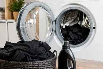 لباس مشکی را چطور بشوییم که بور نشود؟ ۱۲ ترفند طلایی برای حفظ رنگ لباس های تیره