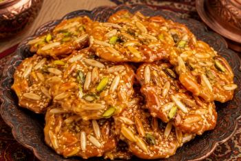 طرز تهیه سوهان عسلی بدون شکر خانگی؛ شیرینی سالم، ترد و خوش عطر با عسل طبیعی