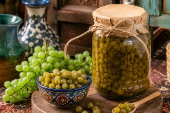 غوره شور خانگی با آب نمک؛ راز ترد ماندن غوره و خوش طعم شدن آن مثل ترشی های قدیمی