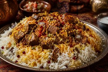 طرز تهیه چلو گوشت لای برنج؛ غذای مجلسی و خوش عطر با رازهای خوشمزه شدن