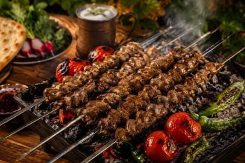 دل مرغ کبابی نرم و آبدار روی منقل؛ راز یک کباب اقتصادی و فوق العاده خوشمزه