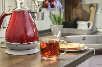 آیا جرم کتری روی طعم چای اثر دارد؟ ساده ترین روش جرم گیری کتری با مواد خانگی