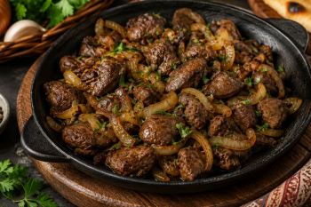 طرز تهیه جگر مرغ سرخ شده؛ خوشمزه، نرم و آبدار با پیاز فراوان