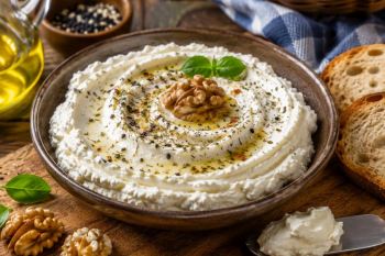 طرز تهیه پنیر بدون شیر؛ پنیر خانگی خامه ای و خوشمزه با چند ماده ساده!